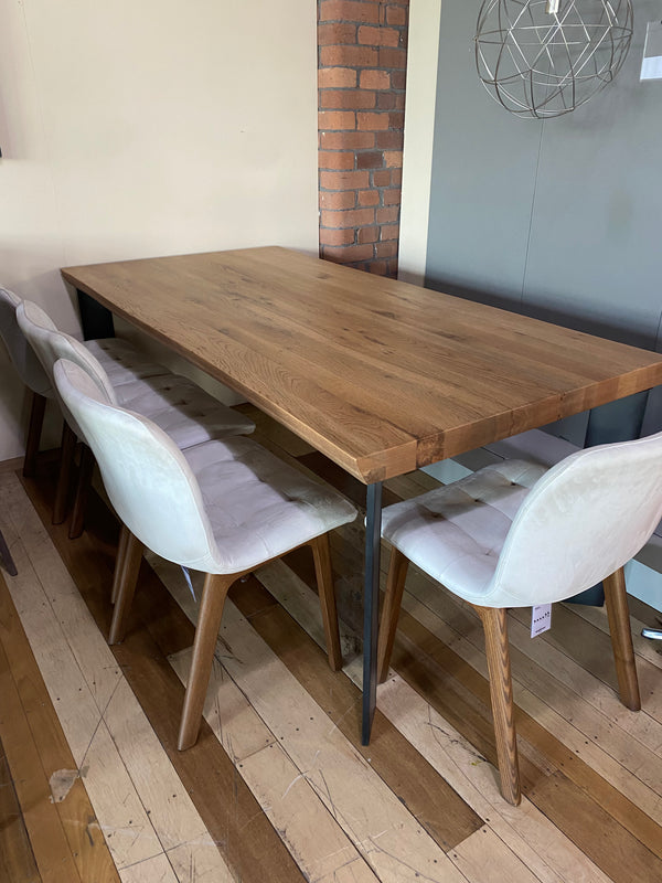 MAESTRO DINING TABLE