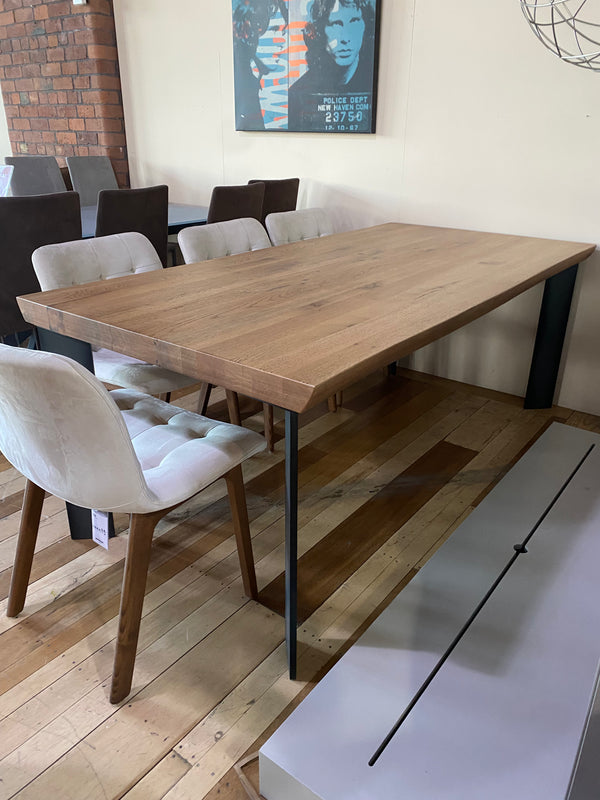 MAESTRO DINING TABLE